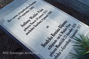 De grafsteen van Winkler Prins en zijn vrouw op de begraafplaats van de Hervormde Kerk te Veendam.