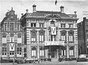 Het Scholtenhuis, hoofdkwartier van de SD, in 1942. Op het spandoek de tekst: 'Viktorie want Duitschland wint voor Europa op alle fronten'. - Foto: www.beeldbankgroningen.nl (1785-15502)