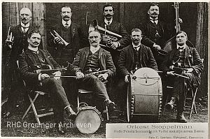 <p>Het orkest Stoppelman, bestaande uit vader Lazarus en zijn zeven zonen. Geen van hen overleefde de Holocaust. &ndash; Foto: collectie Groninger Archieven</p>
