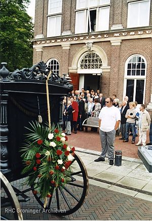 De koets met de stoffelijke resten van Winkler Prins en zijn vrouw voor de ingang van het Veenkoloniaal Museum.