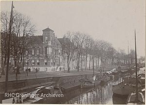 <p>Het huis van W.F. Hermans (met uitstekend raam) op de hoek van de Ossenmarkt en Spilsluizen. - Foto: collectie Groninger Archieven</p>

