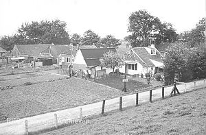 <p>Zicht op Ladysmith vanaf de dijk in 1969, vlak voor de afbraak. &ndash; Foto: collectie Groninger Archieven</p>
