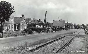 De Dorpsstraat van Nuis, ca 1960 - Foto: Jos Pé, www.beeldbankgroningen.nl (1986-14179)