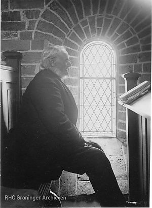 <p>Een gelovige in de Hervormde Kerk van Ulrum, ca. 1925. - Foto: www.beeldbankgroningen.nl (818-21260)</p>
