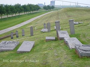 De grafstenen van Oterdum, verplaatst naar de dijk.