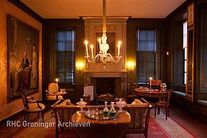 De voorkamer van de Menkemaborg bij kaarslicht - Foto: Otto Kalkhoven