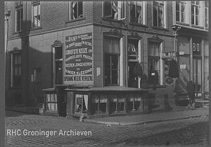De kledingwinkel van Victor Nathan van Dam (ca. 1905), Oude Ebbingestraat 78-80, Groningen. - Foto: P.B. Kramer. www.beeldbankgroningen.nl (1785-459).