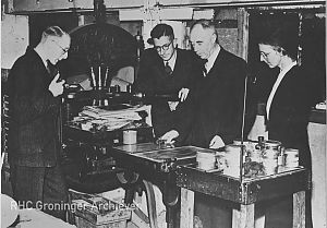 <p>Een vergadering van De Blauwe Schuit. V.l.n.r. Zuithoff, Henkels, Werkman en Buning. - Foto: Folkers, collectie Groninger Archieven</p>
