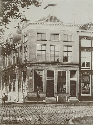 Het pand van Smith aan de Poelestraat. -  ca. 1890. - Foto: www.beeldbankgroningen.nl (1785-19044)