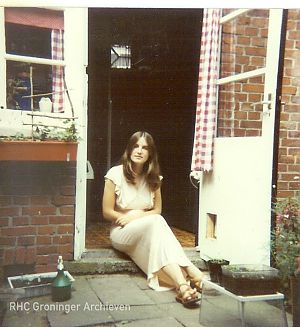 In de deuropening, genomen in het najaar van 1977. Alles in de jaren '70-stijl: gordijnen, oranje vloer, kleding, enz. - Foto: W. Mensinga