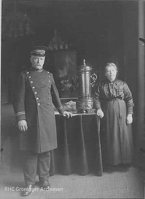 <p>Stadsschouwburg-conci&euml;rge Hermannus de Vries en zijn vrouw in 1918 bij hun 25-jarig jubileum als conci&euml;rge en chef buffetten. - Foto:</p>
