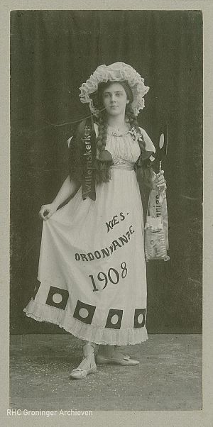 <p>Vrouwen mochten in 1908 nog niet stemmen, maar wel oproepen tot stemmen, getuige deze bijzondere &#39;verkiezingsjurk&#39;. &ndash; Foto: Collectie Groninger Archieven</p>
