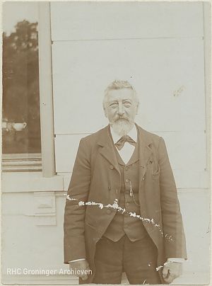 <p>Antonius (1839-1918), de laatst levende zoon van de beroemde orgelbouwersfamilie Van Oeckelen, voor zijn huis in Harenermolen. &ndash; Foto: fotograaf onbekend, Groninger Archieven</p>
