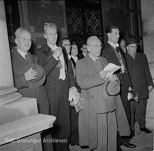 <p>Toespraak Zernike op de trappen van het Academiegebouw, 1953. - Foto: Fotobedrijf Piet Boonstra, <a href="http://www.beeldbankgroningen.nl/">www.beeldbankgroningen.nl</a> (2248_24331)</p>
