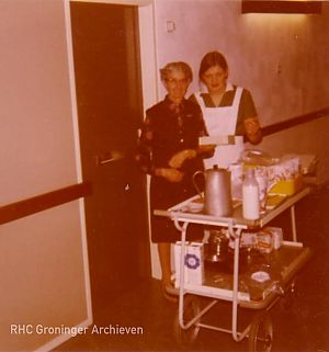 Oma met een medewerkster van het Nierman Centrum, tussen 1969 en 1978. - Foto: familie Gevers