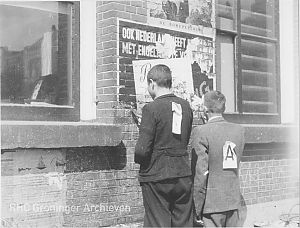 <p>NSB&#39;ers worden na de oorlog te werk gesteld. - Foto: Fokko Bolt, collectie Groninger Archieven</p>
