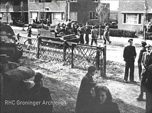 De Canadezen trekken Delfzijl binnen. Hier een patrouille aan de Uitwierderweg, waar de bevolking gelijk te hoop loopt.