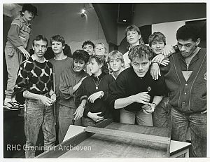 Sjoelcompetitie in het buurthuis van de Tuinwijk te Groningen, 1987. - Foto: Elmer Spaargaren, www.beeldbankgroningen.nl (2290-10699)