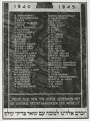 Een plaquette voor de personeelsleden van Levie, omgekomen in de Tweede Wereldoorlog. - Foto: Collectie Groninger Archieven (IX1327-1137-0060)