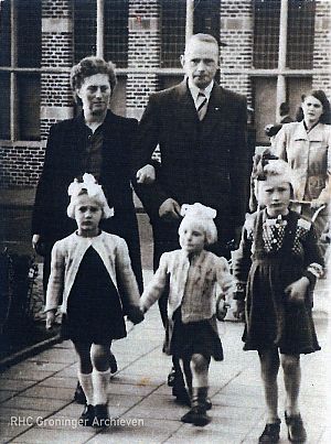 Mijn familie in 1948: met vader en moeder op de Ebbingebrug (alles gebreid) - Foto: familie Boot