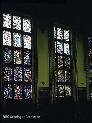 De aula van de RUG, met glas-in-loodramen van Johan Dijkstra.