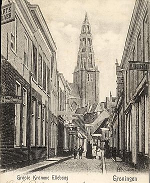 <p>De Grote Kromme Elleboog met links het uithangbord van de firma H.J. Hooghoudt, ca. 1900-1905. - Ansichtkaart collectie Groninger Archieven</p>
