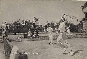 Partijtje tennis in 1925. Foto: www.beeldbankgroningen.nl (1785-27808).