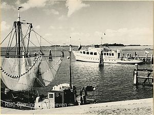 <p>De veerboot naar Schiermonnikoog in de haven van Zoutkamp, circa 1965. - Foto:&nbsp;Persfotobureau D. van der Veen, Collectie Groninger Archieven, 818-18757</p>
