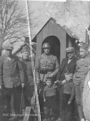 Tjakko van Dijk met zijn vader en zijn broer Harm met een Nederlandse soldaat, 1939: Foto: demensenvandestrokarton.nl