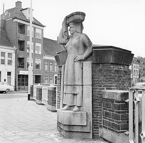 De korendraagster, een van de vier beelden die Valk maakte voor de Kijk in 't Jatbrug. Foto: www.beeldbankgroningen.nl (1785-12828)