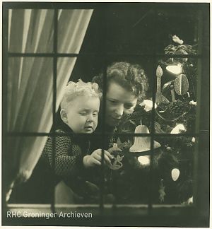 <p>Moeder en kind bij de kerstboom, ca. 1940-1950. &ndash; Foto: Jos Lange, Collectie Groninger Archieven</p>
