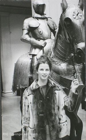 Mevrouw Woldringh met het jasje van Van Daal & Meijer bij een ridder te paard in het Metropolitan Museum, New York, winter 1960-1961.