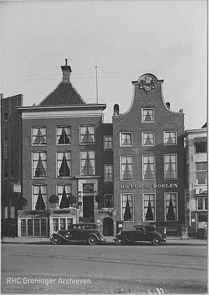 Pakhuizen aan de zuidzijde van de Grote Markt, ca. 1935 -  RHC Groninger Archieven (1785-00432).