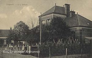 De Openbare Lagere School van Usquert, ca. 1915. - Ansicht: B. van der Zijl & Zoon, www.beeldbankgroningen.nl (1986-17798)