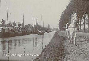 Scheepsjager op zijn paard langs het Winschoterdiep in Groningen, ca. 1928. - Foto: www.beeldbankgroningen.nl (1785-20803)