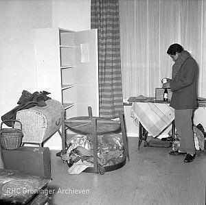 <p>Een Molukse man in zijn nieuwe woning in Foxhol, 21 december 1961. &ndash; Foto: Fotobedrijf Piet Boonstra, collectie Groninger Archieven</p>
