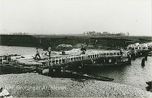 <p>Aanleg van de brug over het Reitdiep bij Garnwerd, 1933. - Foto: J. Damminga, Groninger Archieven</p>
