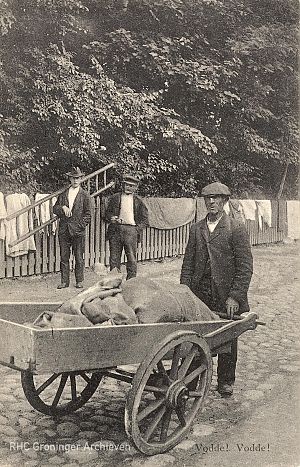 <p>Een van de zaken die de Bond voor Orde door Hervorming regelde, was het ophalen, herstellen en herverdelen van oude kleding. – Foto: Collectie Groninger Archieven</p>